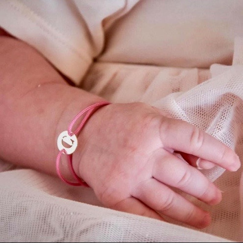 Bracelet cordon médaille initiale en argent pour bébé Famille image 1