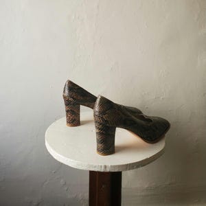 Vintage Snakeskin Pumps 8 B Spain chunk heel green beige y2k 90s