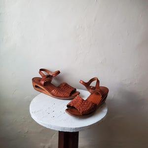 70s Cut Out Huarache Sandals 1/2 B Wood Platform Vintage Brazil