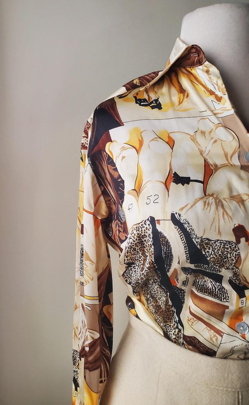 Puede incluir: Camisa de manga larga con un estampado &uacute;nico. La camisa presenta un fondo beige con un collage de figuras, estampado de leopardo y el n&uacute;mero "52". La paleta de colores incluye beige, marr&oacute;n, negro y amarillo.
