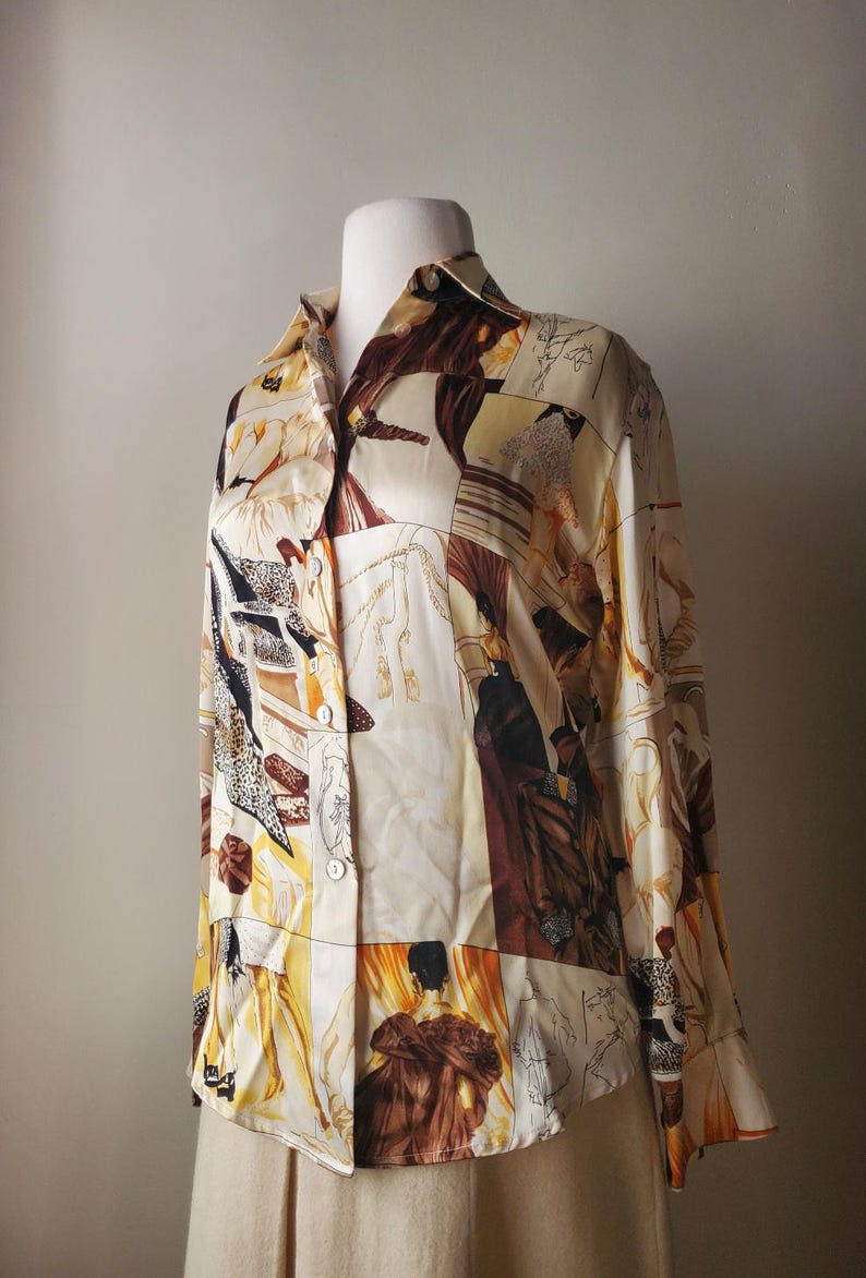 Puede incluir: Blusa abotonada con dise&ntilde;o de patchwork con figuras en tonos marr&oacute;n, beige y amarillo. La camisa de manga larga tiene cuello y se muestra en un maniqu&iacute;.