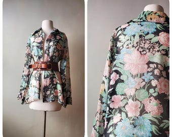 Blusa de secretaria con estampado floral de los años 70 para mujer, estilo vintage John Meyer, color negro, verde y rosa, talla mediana.