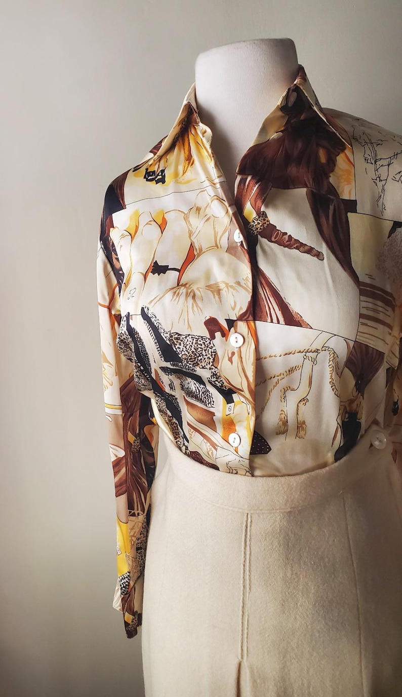 Puede incluir: Una blusa vintage con fondo crema y estampado de collage en tonos marr&oacute;n, beige y amarillo. La blusa est&aacute; abotonada y combinada con una falda crema. El conjunto se muestra en un maniqu&iacute;.