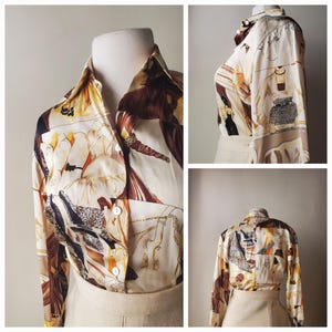 Puede incluir: Camisa de manga larga con un estampado &uacute;nico. El dise&ntilde;o presenta un collage de figuras y patrones abstractos en tonos beige, marr&oacute;n y amarillo. La camisa, abotonada, se exhibe sobre un maniqu&iacute;.