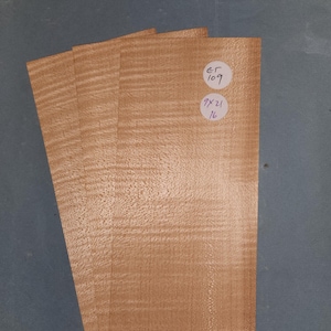 Könnte beinhalten: Vier Stücke Holzfurnier mit natürlicher Holzmaserung. Das Furnier ist hellbraun mit einem rötlichen Farbton. Das Furnier ist mit "ET 109" und "9x21/16" beschriftet.