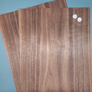Puede incluir: Dos láminas de chapa de nogal, cada una de 76,2 cm x 71,1 cm. La madera tiene un color marrón intenso y un veteado natural.
