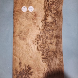 Puede incluir: Una chapa de madera con un patrón de raíz único. La madera es de color marrón claro con vetas marrones más oscuras. La chapa mide aproximadamente 17 x 30 pulgadas.