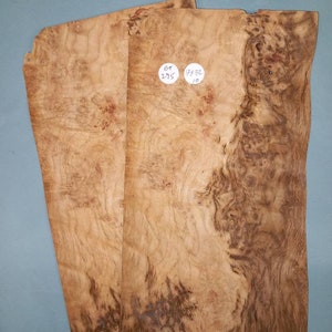 2 consecutive sheets of figured oak veneer 17x32cm. Et295