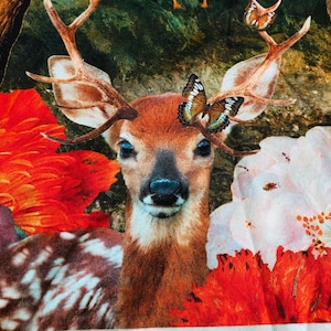 Può includere: Primo piano di un cervo con grandi corna, pelliccia marrone e una macchia bianca sulla schiena. Il cervo è circondato da fiori colorati e farfalle.