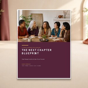 Könnte beinhalten: Ein Buchcover mit dem Titel The Next Chapter Blueprint, A Guided Workbook for Women 50+. Das Cover zeigt ein Foto von fünf Frauen, die an einem Holztisch sitzen, mit dem Text Stop Playing Small. Get Clear. Move Forward. und der Autorin GAB E. DUDLEY.