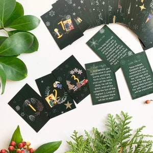 Peut inclure: Cartes de calendrier de l'Avent avec des fonds vert foncé, avec les numéros 1, 2 et 3, ainsi que des illustrations et du texte de Luc. Les cartes ont un design festif avec des flocons de neige et un croissant de lune.