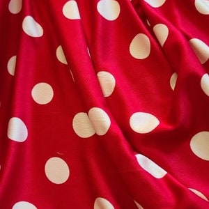 Wit op rode polka dot zijden jersey jurk stof