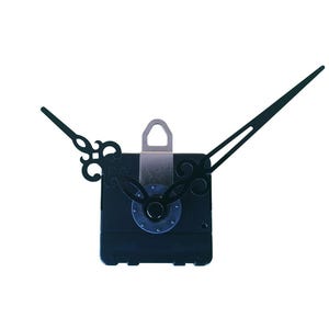 Può includere: Un movimento dell'orologio nero con lancette decorative. Il meccanismo quadrato ha un gancio in metallo argentato e un centro bluastro. La lancetta delle ore ha un ornamento decorativo, e il minuteria è semplice.