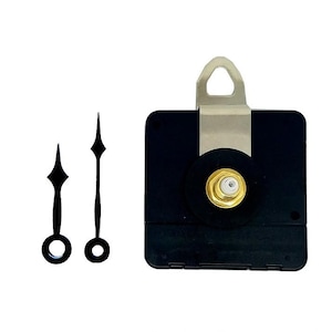 Può includere: Un movimento dell'orologio nero con un gancio in metallo argentato e un dado color oro. Sono incluse anche due lancette nere con punte decorative. I componenti dell'orologio sono su sfondo bianco.