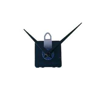 Può includere: Un movimento dell'orologio nero con lancette nere. Il meccanismo dell'orologio è quadrato con un gancio in metallo argentato. Le lancette sono lunghe e appuntite e il design generale è minimalista.