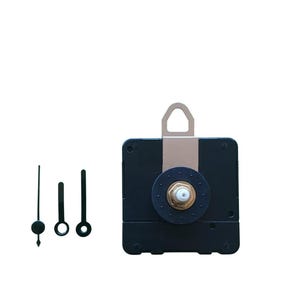 Può includere: Kit meccanismo orologio con meccanismo nero, staffa di montaggio beige e tre lancette nere. Il meccanismo ha un dado color oro e un design circolare. Le lancette sono di diverse lunghezze.