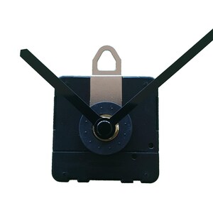 Può includere: Un movimento dell'orologio nero con lancette nere e una staffa argentata per appenderlo. Le lancette dell'orologio sono angolate e il movimento è di forma quadrata. Ideale per progetti di orologeria. Le lancette misurano circa 15 cm.