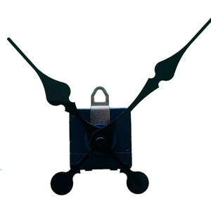Può includere: Meccanismo dell'orologio con lancette nere e corpo blu scuro. Le lancette sono stilizzate con forme decorative. Il meccanismo dell'orologio ha un anello di metallo per appenderlo. Le lancette indicano un'ora.