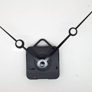 Può includere: Lancette dell'orologio nere e movimento dell'orologio nero con quadrante quadrato e un foro per appendere.