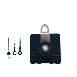 Può includere: Un movimento dell'orologio nero con un dado color oro e un gancio di metallo. Tre lancette nere sono a sinistra. Il movimento dell'orologio è quadrato e ha un quadrante rotondo. Le lancette hanno forme diverse.