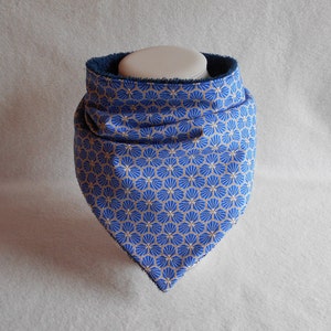 Bavoir bandana BLEU MARINE, grand bavoir anti bavouilles, enfant, adolescent, adulte, motifs variés, avec ou sans prénom, special needs bib trèfle Riad