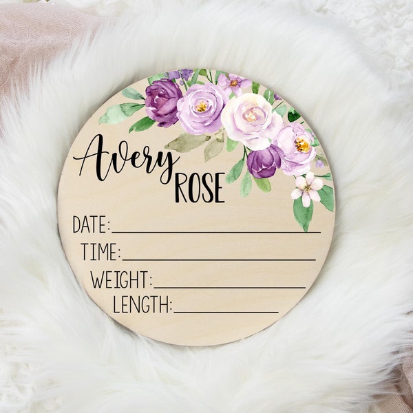Signe de stat de naissance, signe de stat de naissance en bois rond, signe de stat de naissance floral violet, décor violet violet, signe de stat de naissance personnalisé, cadeau de bébé F21