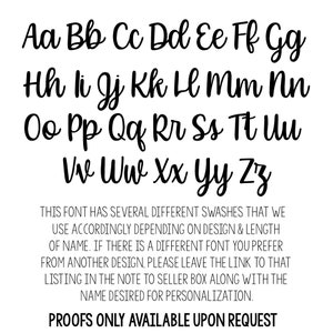 K&ouml;nnte beinhalten: Ein Alphabet-Diagramm mit Gro&szlig;buchstaben in handschriftlicher Form. Der Text unter den Buchstaben lautet: "THIS FONT HAS SEVERAL DIFFERENT SWASHES THAT WE USE ACCORDINGLY DEPENDING ON DESIGN & LENGTH OF NAME. IF THERE IS A DIFFERENT FONT YOU PREFER FROM ANOTHER DESIGN, PLEASE LEAVE THE LINK TO THAT LISTING IN THE NOTE TO SELLER BOX ALONG WITH THE NAME DESIRED FOR PERSONALIZATION. PROOFS ONLY AVAILABLE UPON REQUEST"