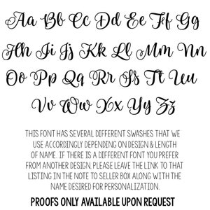 K&ouml;nnte beinhalten: Ein Schriftarten-Diagramm, das die Gro&szlig;- und Kleinbuchstaben des Alphabets in einer kursiven Schriftart zeigt. Der Text unter dem Schriftarten-Diagramm lautet: "THIS FONT HAS SEVERAL DIFFERENT SWASHES THAT WE USE ACCORDINGLY DEPENDING ON DESIGN & LENGTH OF NAME. IF THERE IS A DIFFERENT FONT YOU PREFER FROM ANOTHER DESIGN, PLEASE LEAVE THE LINK TO THAT LISTING IN THE NOTE TO SELLER BOX ALONG WITH THE NAME DESIRED FOR PERSONALIZATION. PROOFS ONLY AVAILABLE UPON REQUEST"