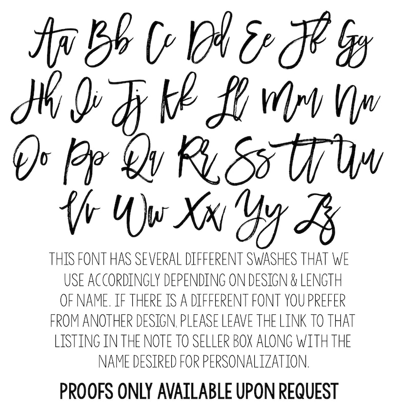 Op de afbeelding: Een handgeschreven alfabet in zwarte inkt op een witte achtergrond. Het lettertype heeft verschillende versieringen die kunnen worden gebruikt, afhankelijk van het ontwerp en de lengte van de naam.  Dit lettertype heeft verschillende versieringen die we gebruiken, afhankelijk van het ontwerp en de lengte van de naam. Als je een ander lettertype uit een ander ontwerp wilt, laat dan de link naar die vermelding achter in de notitie aan de verkoper, samen met de gewenste naam voor personalisatie. Bewijzen zijn alleen op aanvraag beschikbaar.