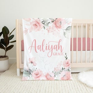 Couverture fille rose rose, couverture florale rose pour chambre de bébé, couverture personnalisée pour bébé, thème floral pour chambre de bébé, cadeau de baby shower, roses roses F69