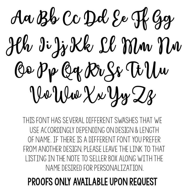 K&ouml;nnte beinhalten: Eine Schrifttafel, die die Gro&szlig;- und Kleinbuchstaben des Alphabets in einer kursiven Schriftart zeigt. Der Text unter der Schrifttafel lautet: "Diese Schriftart hat mehrere verschiedene Schn&ouml;rkel, die wir je nach Design und L&auml;nge des Namens verwenden. Wenn Sie eine andere Schriftart aus einem anderen Design bevorzugen, hinterlassen Sie bitte den Link zu dieser Liste in der Notiz an den Verk&auml;ufer zusammen mit dem gew&uuml;nschten Namen f&uuml;r die Personalisierung. Proofs nur auf Anfrage verf&uuml;gbar."