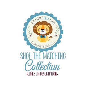 Op de afbeelding: Een blauw en wit cirkelvormig logo met een schattige cartoon-leeuw die een blauwe strik draagt. De tekst "THE LITTLE BLUE LION CUSTOM BABY & CHILD GIFTS" staat rond de leeuw. De tekst "SHOP THE MATCHING Collection -LINKS IN DESCRIPTION." staat onder het logo.