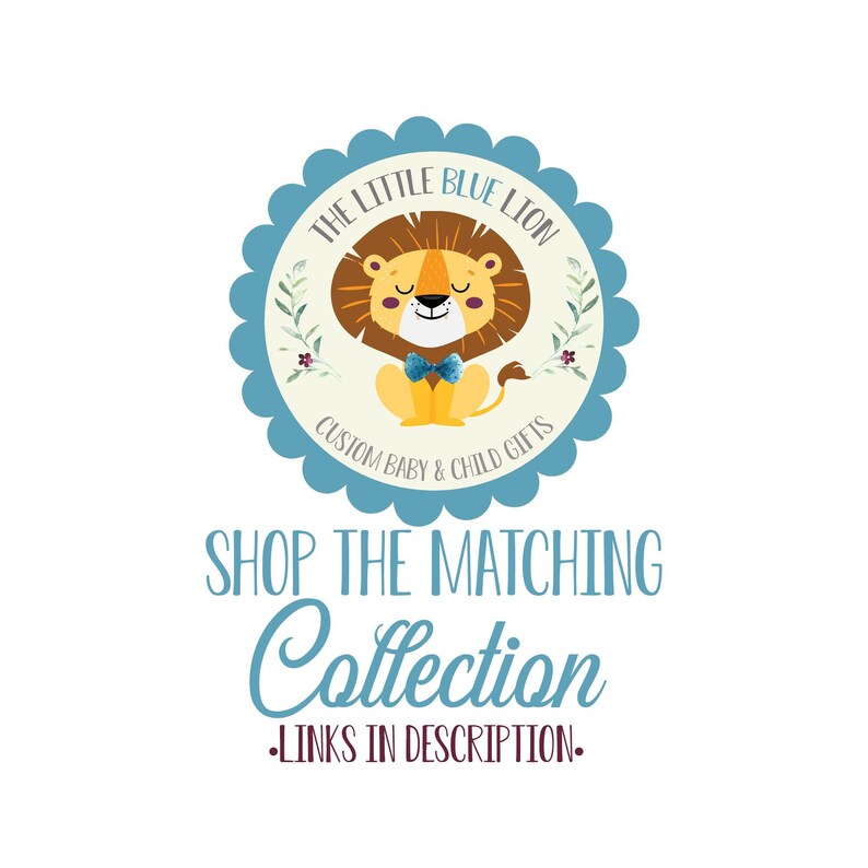 Op de afbeelding: Een blauw en wit cirkelvormig logo met een schattige cartoon-leeuw die een blauwe strik draagt. De tekst "THE LITTLE BLUE LION CUSTOM BABY & CHILD GIFTS" staat rond de leeuw. De tekst "SHOP THE MATCHING Collection -LINKS IN DESCRIPTION." staat onder het logo.