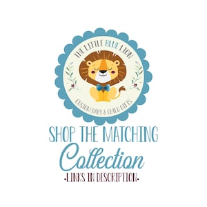 Pu&ograve; includere: Un logo circolare blu e bianco con un simpatico leone di cartone animato che indossa un papillon blu. Il testo "THE LITTLE BLUE LION CUSTOM BABY & CHILD GIFTS" &egrave; intorno al leone. Il testo "SHOP THE MATCHING Collection -LINKS IN DESCRIPTION." &egrave; sotto il logo.