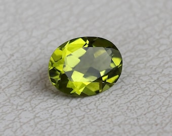 Gema de peridoto suelta, talla ovalada facetada, natural, 1,83 ct.