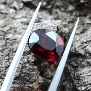 Pietra preziosa naturale di granato rosso Taglio ovale sfaccettato / Ideale per la creazione di gioielli 9x7 mm, 2,61 ct immagine 1