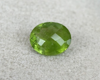 Piedra preciosa de peridoto natural suelta de Pakistán, talla ovalada en damero, 4,17 ct, 9 x 11 mm