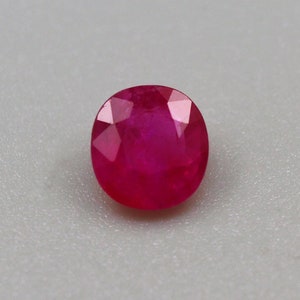 Puede incluir: Una gema de rubí rojo vibrante con forma ovalada redonda.
