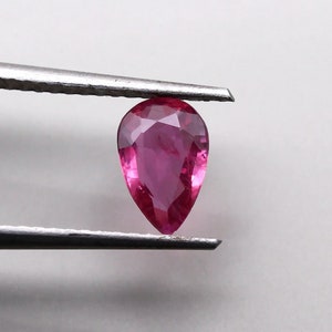 Vietnamesisk rubin ädelsten: Facetterad päronslipad, naturlig rosa röd nyans - 5 x 7 mm, 0,72 ct
