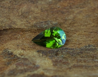 Pietra preziosa sfusa con tormalina verde cromo, taglio a pera, proveniente dalla Tanzania - 7x11 mm, 1,71 ct