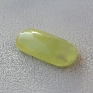 Cabujón de prehnita suelto de 11 x 23 mm, forma rectangular tipo cojín, 13,85 ct. Piedra natural para joyería. imagen 4