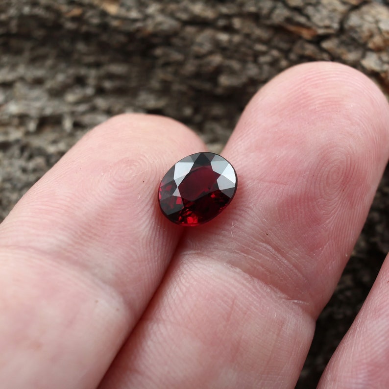 Pietra preziosa naturale di granato rosso Taglio ovale sfaccettato / Ideale per la creazione di gioielli 9x7 mm, 2,61 ct immagine 4