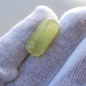 Cabujón de prehnita suelto de 11 x 23 mm, forma rectangular tipo cojín, 13,85 ct. Piedra natural para joyería. imagen 5