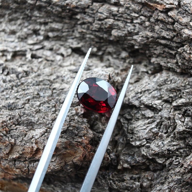 Pietra preziosa naturale di granato rosso Taglio ovale sfaccettato / Ideale per la creazione di gioielli 9x7 mm, 2,61 ct immagine 1