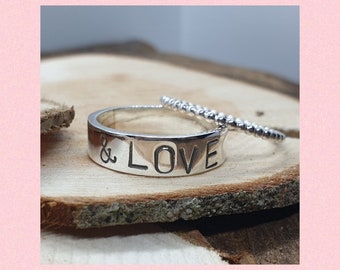 Ring met tekst, Zilveren love ring, Stapelring met balletjes, Ring voor vriendin, Verlovingsring sterling zilver, Sieraad voor jubileum