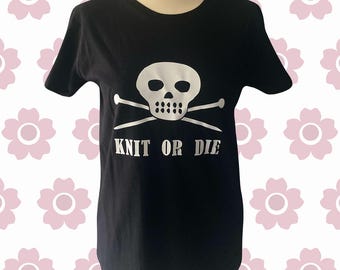 Knit Or Die Piraten-T-Shirt in Schwarz und Farbe, sonnen- und UV-empfindlich – mehrere Größen erhältlich