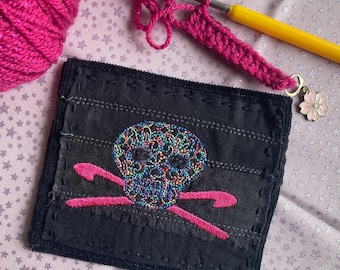 Kleine flache Accessoiretasche Crochet Or Die Totenkopfstickerei auf schwarzem Samt Upcycling