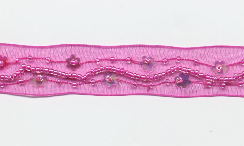Galon organza fuchsia, ruban rose brodé de perles et de sequins, largeur 20 mm au mètre image 1