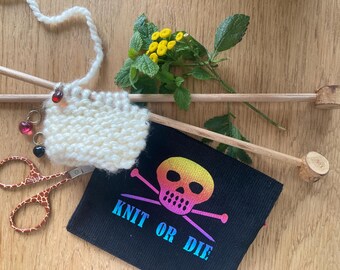 Kleine flache Knit Or Die-Tasche, upgecycelter Piratenstrick