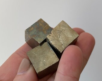 3 naturliga pyritkuber – Sten för rikedom och skydd | Kubisk pyrit | Litoterapi, mineraldekoration, zengåva